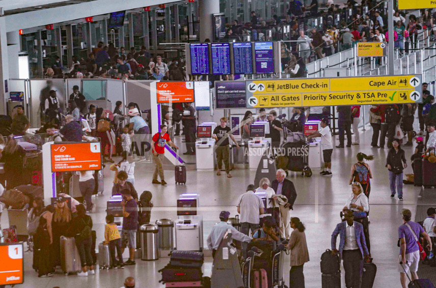 Ταξιδιώτες στο χώρο αναχωρήσεων κάνουν check-in στο αεροδρόμιο JFK, Τετάρτη 28 Ιουνίου 2023, στη Νέα Υόρκη.(AP Photo/Bebeto Matthews)